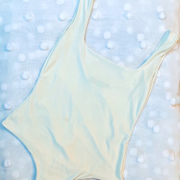 PrettyLittleThing Cream Bodysuit - Picture 1 of 3